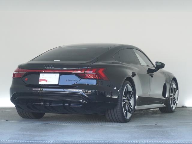 ＲＳ ｅ－トロンＧＴ ベースグレード　認定中古車　テクノロジーパッケージ　ダイナミックパッケージプラス　エクステリアミラーハウジングブラック（4枚目）