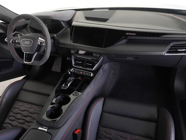 ＲＳ ｅ－トロンＧＴ ベースグレード　認定中古車　テクノロジーパッケージ　ダイナミックパッケージプラス　エクステリアミラーハウジングブラック（13枚目）