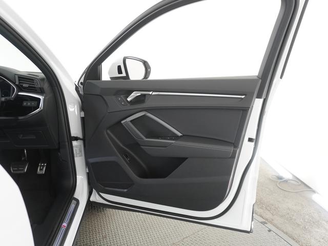 Ｑ３スポーツバック ３５ＴＦＳＩ　Ｓライン　認定中古車　コンビニエンスパッケージ＆アシスタンスパッケージ　プライバシーガラス（14枚目）