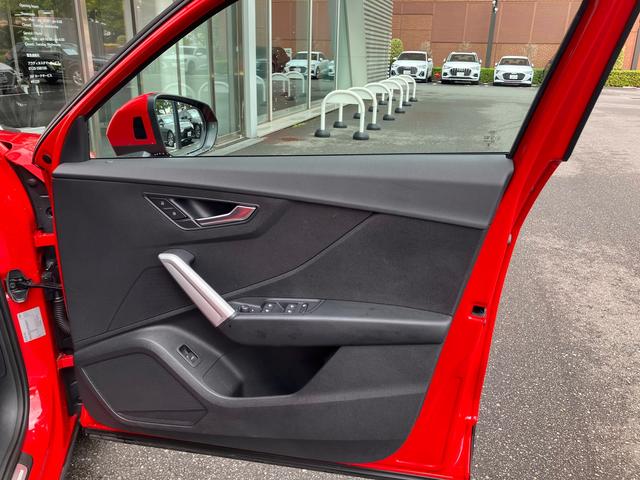 Ｑ２ ３５ＴＦＳＩアドバンスド　認定中古車　ナビゲーションパッケージ　コンビニエンスアンドアシスタンスパッケージ　テクノロジーパッケージ（11枚目）