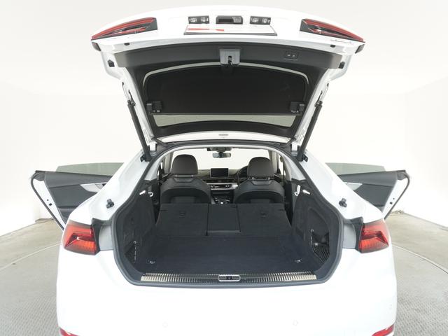 奥行があり容量十分なトランクスペース。後席を倒してトランクスルーにもなります。