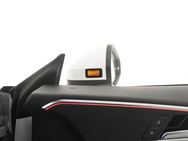 斜め後方から接近する車両を感知しドライバーに警告するサイドアシスト装備。