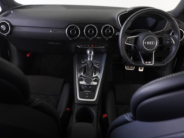 ステアリングホイールにはオーディオ等の操作が可能なマルチファンクションスイッチを装着しています。