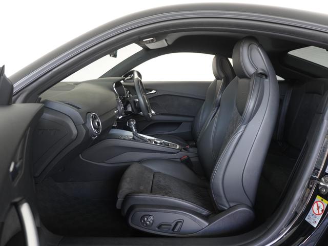 すみずみにやわらかく手触りの良い選りすぐりの素材が、クラフトマンシップによる精緻な仕上げで配されています。