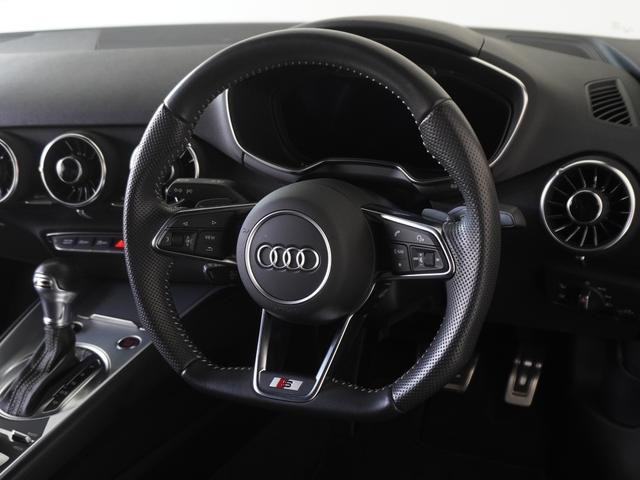 ステアリングホイールにはオーディオ等の操作が可能なマルチファンクションスイッチを装着しています。