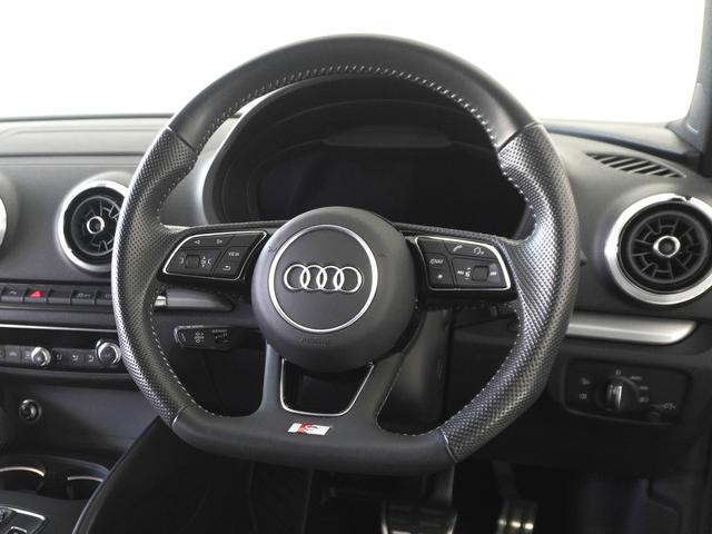 �X�e�A�����O�z�C�[���ɂ̓I�[�f�B�I���̑��삪�\�ȃ}���`�t�@���N�V�����X�C�b�`�𑕒����Ă��܂��B