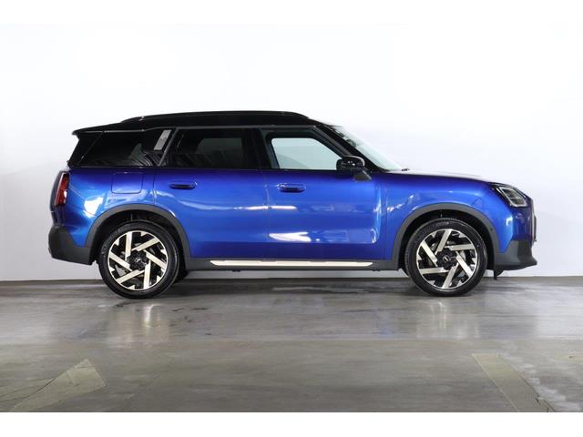 ＭＩＮＩ カントリーマンＤ　フェイバリット・トリム　ＭＩＮＩ認定中古車　レーンディパーチャーウォーニング　ヘッドアップディスプレイ　アクティブクルーズコントロール　フェイバードトリム　ハーマンカードン　電動バックドア　１９インチアロイホイール（3枚目）
