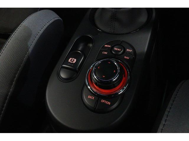 ＭＩＮＩ ジョンクーパーワークス　コンバーチブル　ＪＣＷトリム　アクティブクルーズコントロール　ヘッドアップディスプレイ衝突被害軽減ブレーキ　１７インチアロイホイール　シートヒーター（31枚目）