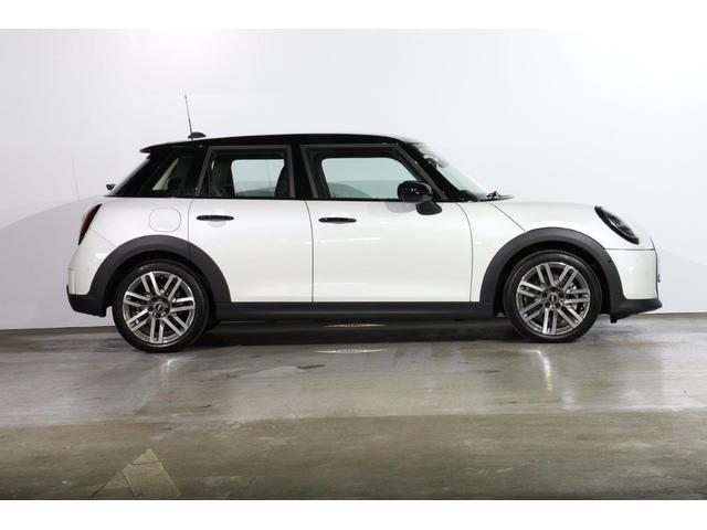 ＭＩＮＩ クーパーＣ　クラシック・トリム　ブラックベスキンシート　シートヒーター　ステアリングホイールヒーター　ナビ　バックカメラ　被害軽減ブレーキ（3枚目）