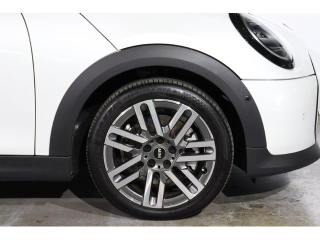 ＭＩＮＩ クーパーＣ　クラシック・トリム　ブラックベスキンシート　シートヒーター　ステアリングホイールヒーター　ナビ　バックカメラ　被害軽減ブレーキ（4枚目）