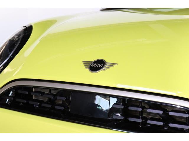 ＭＩＮＩ クーパーＣ　フェイバリット・トリム　ＭＩＮＩ認定中古車　Ｍパッケージ　電動シート　ヘッドアップディスプレイ　アップルカープレイ　アンドロイドオート　ＡＣＣ　衝突軽減ブレーキ　車線逸脱警告　ＥＴＣ２．０　ＬＥＤヘッドライト（5枚目）