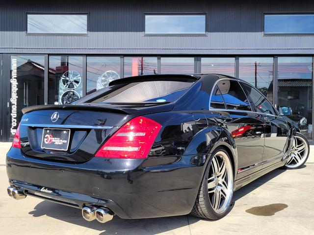 Ｓクラス Ｓ５５０ロング　後期ロリンザー仕様　社外マフラー　２０ＡＷ　ローダウン　黒革　サンルーフ　ＨＤＤナビ　Ｂカメラ　パワーシート　シートヒーター　シートメモリー　ウッドコンビハンドル　ハーマンカードン　正規ディーラー車（4枚目）