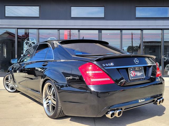 Ｓクラス Ｓ５５０ロング　後期ロリンザー仕様　社外マフラー　２０ＡＷ　ローダウン　黒革　サンルーフ　ＨＤＤナビ　Ｂカメラ　パワーシート　シートヒーター　シートメモリー　ウッドコンビハンドル　ハーマンカードン　正規ディーラー車（5枚目）
