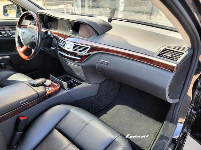 Ｓクラス Ｓ５５０ロング　後期ロリンザー仕様　社外マフラー　２０ＡＷ　ローダウン　黒革　サンルーフ　ＨＤＤナビ　Ｂカメラ　パワーシート　シートヒーター　シートメモリー　ウッドコンビハンドル　ハーマンカードン　正規ディーラー車（10枚目）