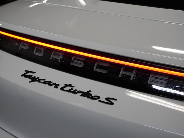 タイカン タイカン　ターボＳ　認定中古車　アンビエントライト　エアサス　リアアクスルステア　ＰＣＣＢ　ＣａｒＰｌａｙ　１８Ｗａｙ電動シート　ＬＥＤマトリックスヘッドライト　グレーバンドフロントウインドウ（7枚目）