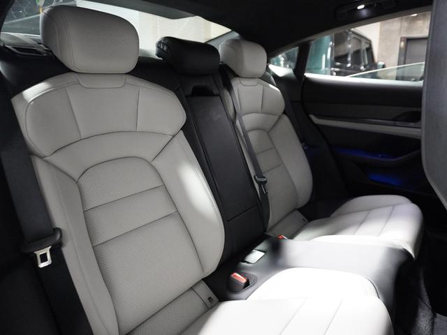 タイカン タイカン　ターボＳ　認定中古車　アンビエントライト　エアサス　リアアクスルステア　ＰＣＣＢ　ＣａｒＰｌａｙ　１８Ｗａｙ電動シート　ＬＥＤマトリックスヘッドライト　グレーバンドフロントウインドウ（17枚目）