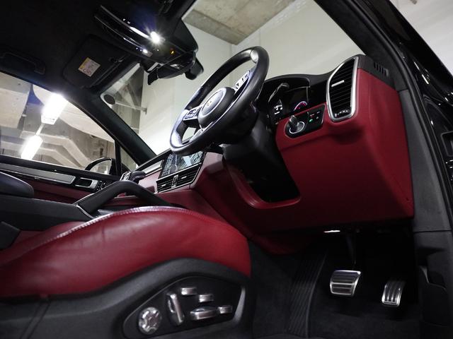 カイエン ターボ 認定中古車 スポーツクロノパッケージ ソフトクローズドア 21インチホイール PDLS プライバシーガラス パワステプラス ジェットブラックメタリック(9枚目)