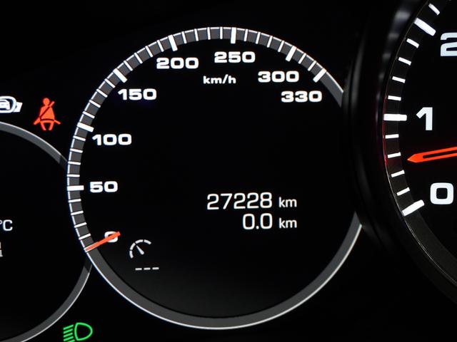 カイエン ターボ 認定中古車 スポーツクロノパッケージ ソフトクローズドア 21インチホイール PDLS プライバシーガラス パワステプラス ジェットブラックメタリック(14枚目)