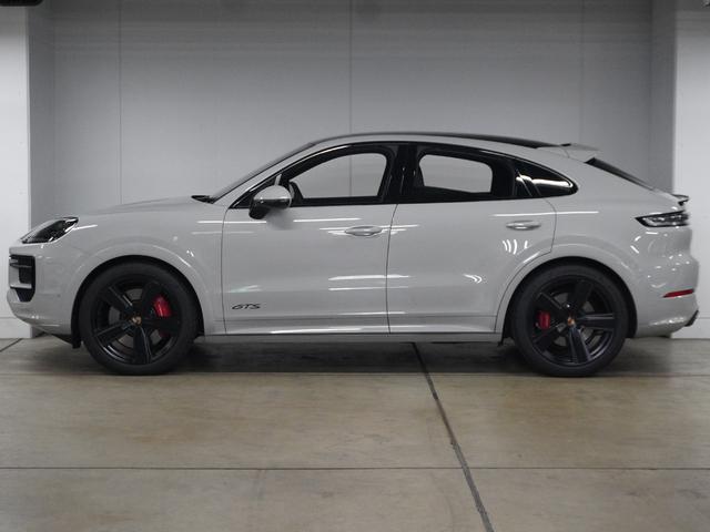 カイエンクーペ カイエンＧＴＳ　クーペ　認定中古車　新車保証継承　リアアクスルステア　ＰＤＣＣ　　スポーツクロノ　２２インチホイール　１８Ｗａｙシート　前後シートヒーター　プライバシーガラス　ワンオーナー　禁煙車（3枚目）