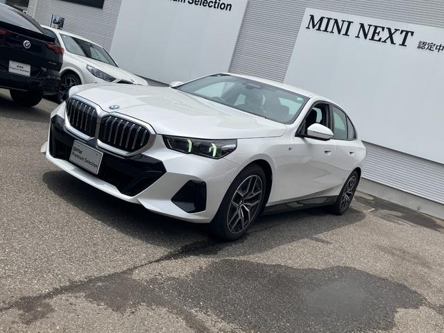 ５シリーズ ５２３ｉ　Ｍスポーツ　正規認定中古車　元試乗車　アダプティブサスペンション　アクティブステアリング　アクティブクルーズ　ヘッドアップＤ　パーキングアシスト　ＡＰＰＬＥ　ＣＡＲ　ＰＬＡＹ　ワイヤレス充電　１９インチＡＷ　地デジ　ＥＴＣ（2枚目）