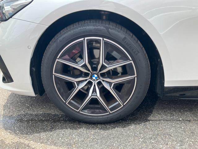 ５シリーズ ５２３ｉ　Ｍスポーツ　正規認定中古車　元試乗車　アダプティブサスペンション　アクティブステアリング　アクティブクルーズ　ヘッドアップＤ　パーキングアシスト　ＡＰＰＬＥ　ＣＡＲ　ＰＬＡＹ　ワイヤレス充電　１９インチＡＷ　地デジ　ＥＴＣ（22枚目）