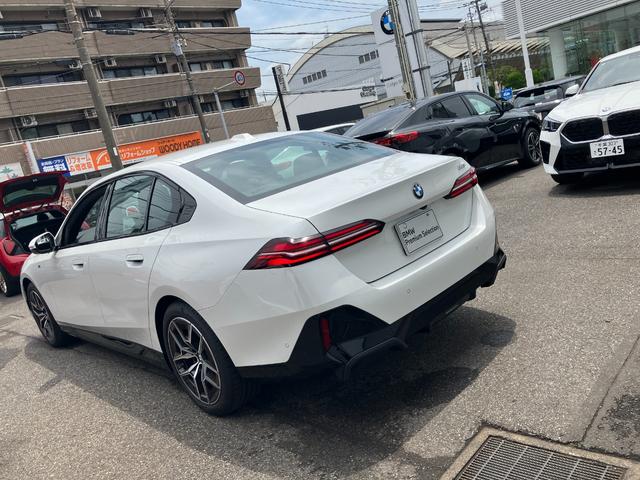 ５シリーズ ５２３ｉ　Ｍスポーツ　正規認定中古車　元試乗車　アダプティブサスペンション　アクティブステアリング　アクティブクルーズ　ヘッドアップＤ　パーキングアシスト　ＡＰＰＬＥ　ＣＡＲ　ＰＬＡＹ　ワイヤレス充電　１９インチＡＷ　地デジ　ＥＴＣ（24枚目）