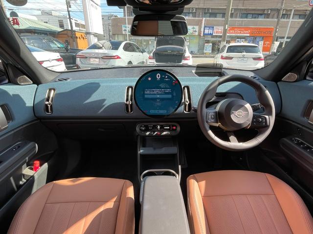 ＭＩＮＩ カントリーマンＳオール４　フェイバリット・トリム　元試乗車　Ｍパッケージ　フェイバードトリム　プライバシーガラス　電動シート　インテリアカメラ　ｈａｒｍａｎｋａｒｄｏｎ　ハンズオフアシスト　アクティブクルーズコントロール　車線逸脱警告（3枚目）