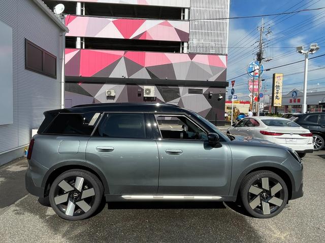 ＭＩＮＩ カントリーマンＳオール４　フェイバリット・トリム　元試乗車　Ｍパッケージ　フェイバードトリム　プライバシーガラス　電動シート　インテリアカメラ　ｈａｒｍａｎｋａｒｄｏｎ　ハンズオフアシスト　アクティブクルーズコントロール　車線逸脱警告（7枚目）