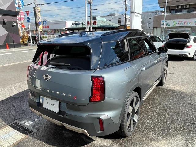 ＭＩＮＩ カントリーマンＳオール４　フェイバリット・トリム　元試乗車　Ｍパッケージ　フェイバードトリム　プライバシーガラス　電動シート　インテリアカメラ　ｈａｒｍａｎｋａｒｄｏｎ　ハンズオフアシスト　アクティブクルーズコントロール　車線逸脱警告（8枚目）
