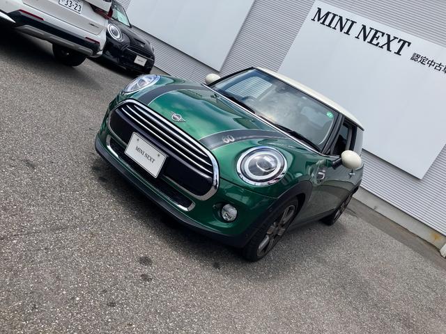 ＭＩＮＩ クーパー　６０イヤーズエディション　正規認定中古車　ワンオーナー　純正ナビ　ヘッドライトＬＥＤ　ドライブレコーダー　クルーズコントロール　Ｂｌｕｅｔｏｏｔｈ　パーキングアシスト　アイドリングストップ　茶革シート　ボンネットストライプ（2枚目）