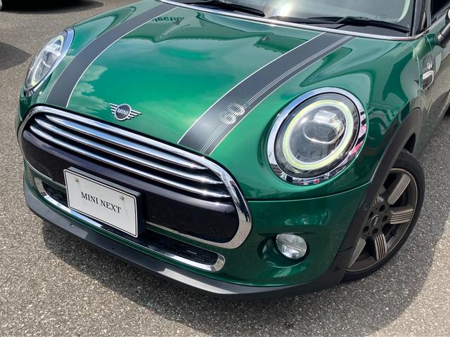 ＭＩＮＩ クーパー　６０イヤーズエディション　正規認定中古車　ワンオーナー　純正ナビ　ヘッドライトＬＥＤ　ドライブレコーダー　クルーズコントロール　Ｂｌｕｅｔｏｏｔｈ　パーキングアシスト　アイドリングストップ　茶革シート　ボンネットストライプ（3枚目）