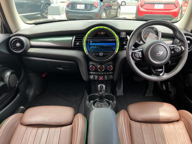 ＭＩＮＩ クーパー　６０イヤーズエディション　正規認定中古車　ワンオーナー　純正ナビ　ヘッドライトＬＥＤ　ドライブレコーダー　クルーズコントロール　Ｂｌｕｅｔｏｏｔｈ　パーキングアシスト　アイドリングストップ　茶革シート　ボンネットストライプ（4枚目）