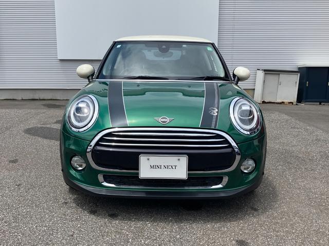 ＭＩＮＩ クーパー　６０イヤーズエディション　正規認定中古車　ワンオーナー　純正ナビ　ヘッドライトＬＥＤ　ドライブレコーダー　クルーズコントロール　Ｂｌｕｅｔｏｏｔｈ　パーキングアシスト　アイドリングストップ　茶革シート　ボンネットストライプ（5枚目）