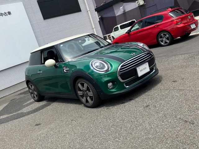ＭＩＮＩ クーパー　６０イヤーズエディション　正規認定中古車　ワンオーナー　純正ナビ　ヘッドライトＬＥＤ　ドライブレコーダー　クルーズコントロール　Ｂｌｕｅｔｏｏｔｈ　パーキングアシスト　アイドリングストップ　茶革シート　ボンネットストライプ（6枚目）