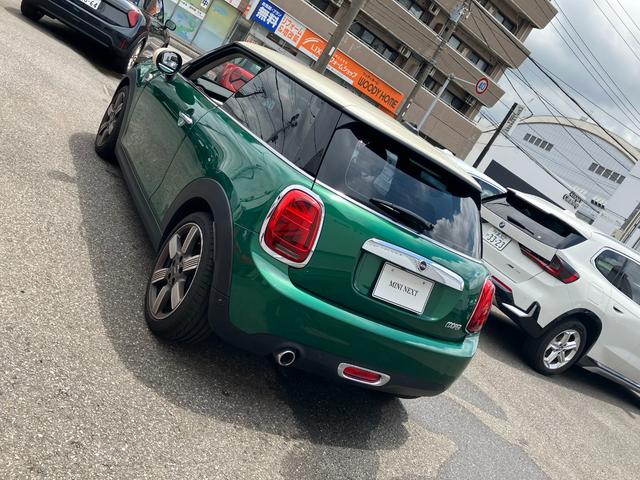 ＭＩＮＩ クーパー　６０イヤーズエディション　正規認定中古車　ワンオーナー　純正ナビ　ヘッドライトＬＥＤ　ドライブレコーダー　クルーズコントロール　Ｂｌｕｅｔｏｏｔｈ　パーキングアシスト　アイドリングストップ　茶革シート　ボンネットストライプ（8枚目）