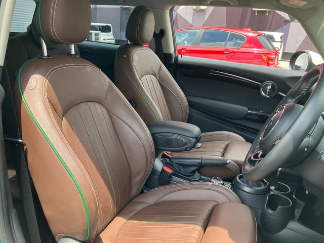 ＭＩＮＩ クーパー　６０イヤーズエディション　正規認定中古車　ワンオーナー　純正ナビ　ヘッドライトＬＥＤ　ドライブレコーダー　クルーズコントロール　Ｂｌｕｅｔｏｏｔｈ　パーキングアシスト　アイドリングストップ　茶革シート　ボンネットストライプ（11枚目）