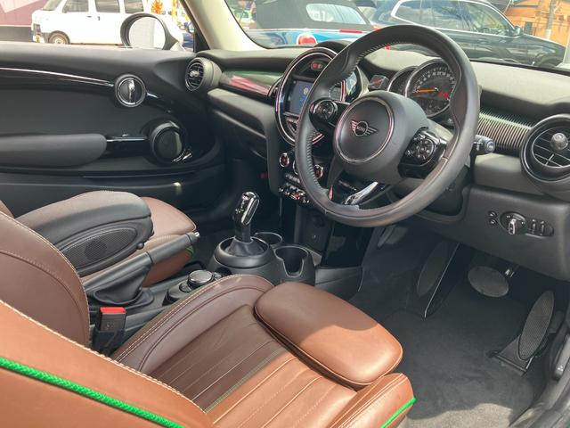 ＭＩＮＩ クーパー　６０イヤーズエディション　正規認定中古車　ワンオーナー　純正ナビ　ヘッドライトＬＥＤ　ドライブレコーダー　クルーズコントロール　Ｂｌｕｅｔｏｏｔｈ　パーキングアシスト　アイドリングストップ　茶革シート　ボンネットストライプ（12枚目）