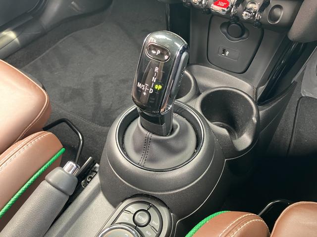 ＭＩＮＩ クーパー　６０イヤーズエディション　正規認定中古車　ワンオーナー　純正ナビ　ヘッドライトＬＥＤ　ドライブレコーダー　クルーズコントロール　Ｂｌｕｅｔｏｏｔｈ　パーキングアシスト　アイドリングストップ　茶革シート　ボンネットストライプ（13枚目）