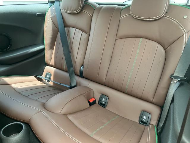 ＭＩＮＩ クーパー　６０イヤーズエディション　正規認定中古車　ワンオーナー　純正ナビ　ヘッドライトＬＥＤ　ドライブレコーダー　クルーズコントロール　Ｂｌｕｅｔｏｏｔｈ　パーキングアシスト　アイドリングストップ　茶革シート　ボンネットストライプ（17枚目）