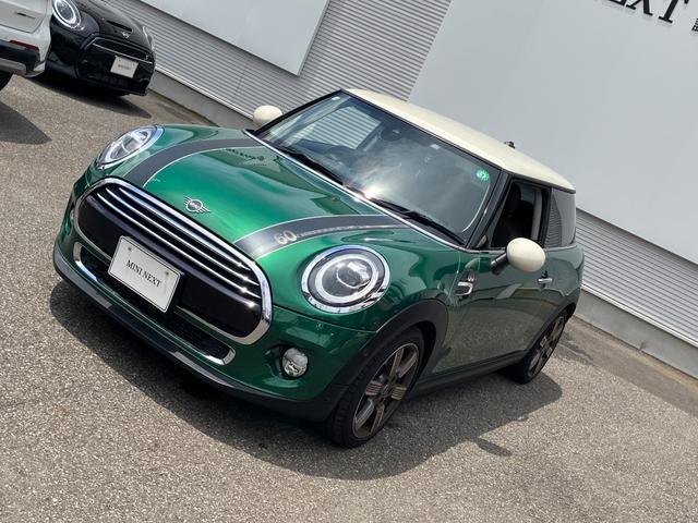ＭＩＮＩ クーパー　６０イヤーズエディション　正規認定中古車　ワンオーナー　純正ナビ　ヘッドライトＬＥＤ　ドライブレコーダー　クルーズコントロール　Ｂｌｕｅｔｏｏｔｈ　パーキングアシスト　アイドリングストップ　茶革シート　ボンネットストライプ（18枚目）