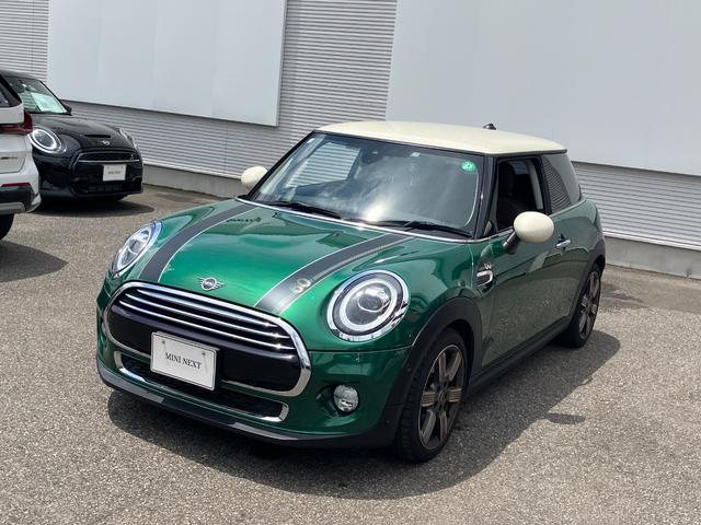 ＭＩＮＩ クーパー　６０イヤーズエディション　正規認定中古車　ワンオーナー　純正ナビ　ヘッドライトＬＥＤ　ドライブレコーダー　クルーズコントロール　Ｂｌｕｅｔｏｏｔｈ　パーキングアシスト　アイドリングストップ　茶革シート　ボンネットストライプ（19枚目）