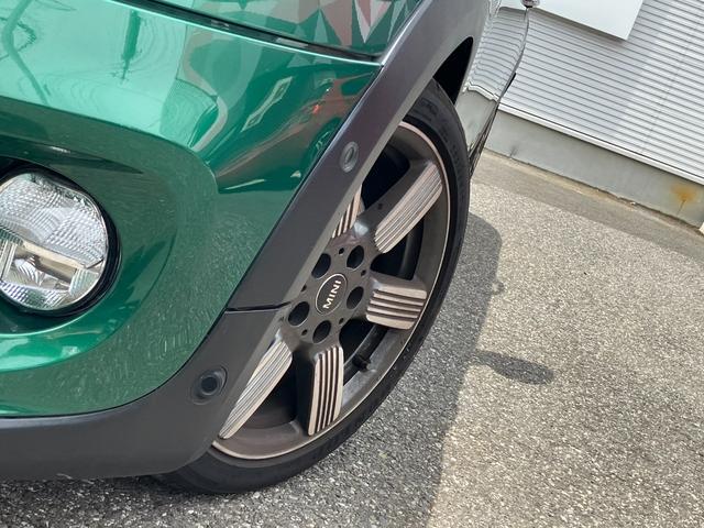 ＭＩＮＩ クーパー　６０イヤーズエディション　正規認定中古車　ワンオーナー　純正ナビ　ヘッドライトＬＥＤ　ドライブレコーダー　クルーズコントロール　Ｂｌｕｅｔｏｏｔｈ　パーキングアシスト　アイドリングストップ　茶革シート　ボンネットストライプ（21枚目）