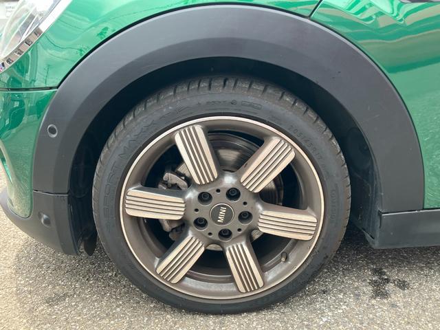 ＭＩＮＩ クーパー　６０イヤーズエディション　正規認定中古車　ワンオーナー　純正ナビ　ヘッドライトＬＥＤ　ドライブレコーダー　クルーズコントロール　Ｂｌｕｅｔｏｏｔｈ　パーキングアシスト　アイドリングストップ　茶革シート　ボンネットストライプ（22枚目）