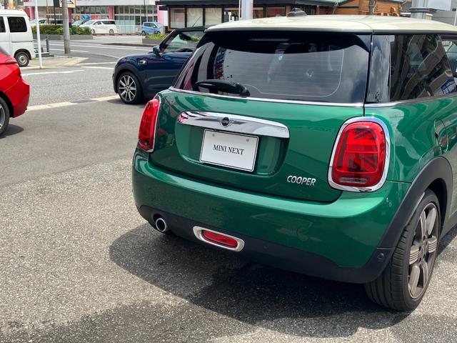 ＭＩＮＩ クーパー　６０イヤーズエディション　正規認定中古車　ワンオーナー　純正ナビ　ヘッドライトＬＥＤ　ドライブレコーダー　クルーズコントロール　Ｂｌｕｅｔｏｏｔｈ　パーキングアシスト　アイドリングストップ　茶革シート　ボンネットストライプ（25枚目）