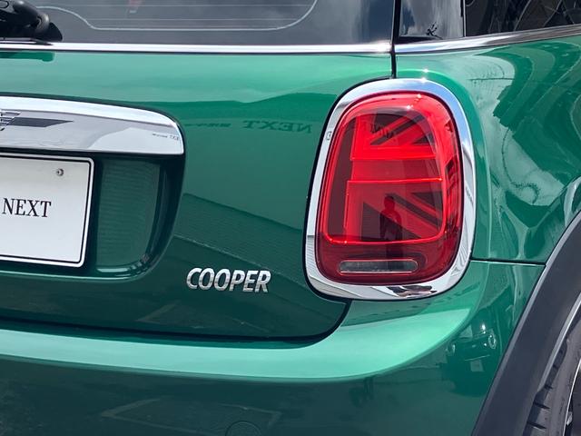 ＭＩＮＩ クーパー　６０イヤーズエディション　正規認定中古車　ワンオーナー　純正ナビ　ヘッドライトＬＥＤ　ドライブレコーダー　クルーズコントロール　Ｂｌｕｅｔｏｏｔｈ　パーキングアシスト　アイドリングストップ　茶革シート　ボンネットストライプ（26枚目）