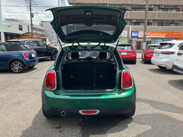 ＭＩＮＩ クーパー　６０イヤーズエディション　正規認定中古車　ワンオーナー　純正ナビ　ヘッドライトＬＥＤ　ドライブレコーダー　クルーズコントロール　Ｂｌｕｅｔｏｏｔｈ　パーキングアシスト　アイドリングストップ　茶革シート　ボンネットストライプ（27枚目）