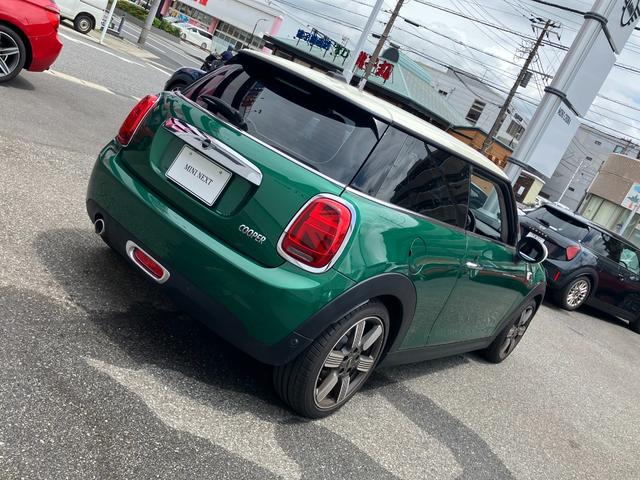 ＭＩＮＩ クーパー　６０イヤーズエディション　正規認定中古車　ワンオーナー　純正ナビ　ヘッドライトＬＥＤ　ドライブレコーダー　クルーズコントロール　Ｂｌｕｅｔｏｏｔｈ　パーキングアシスト　アイドリングストップ　茶革シート　ボンネットストライプ（29枚目）