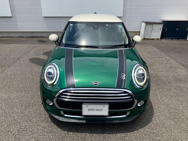 ＭＩＮＩ クーパー　６０イヤーズエディション　正規認定中古車　ワンオーナー　純正ナビ　ヘッドライトＬＥＤ　ドライブレコーダー　クルーズコントロール　Ｂｌｕｅｔｏｏｔｈ　パーキングアシスト　アイドリングストップ　茶革シート　ボンネットストライプ（30枚目）