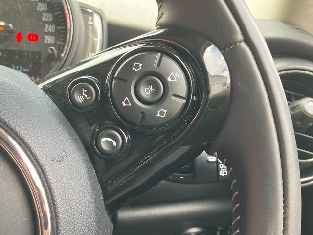 ＭＩＮＩ クーパー　６０イヤーズエディション　正規認定中古車　ワンオーナー　純正ナビ　ヘッドライトＬＥＤ　ドライブレコーダー　クルーズコントロール　Ｂｌｕｅｔｏｏｔｈ　パーキングアシスト　アイドリングストップ　茶革シート　ボンネットストライプ（40枚目）