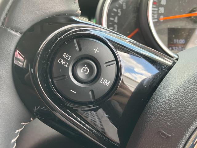 ＭＩＮＩ クーパー　６０イヤーズエディション　正規認定中古車　ワンオーナー　純正ナビ　ヘッドライトＬＥＤ　ドライブレコーダー　クルーズコントロール　Ｂｌｕｅｔｏｏｔｈ　パーキングアシスト　アイドリングストップ　茶革シート　ボンネットストライプ（41枚目）